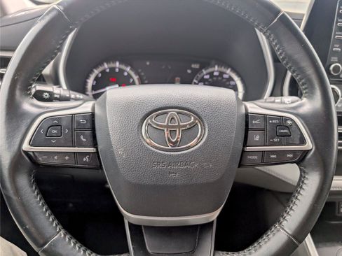 Used 2022 Toyota Highlander XLE FWD image 26