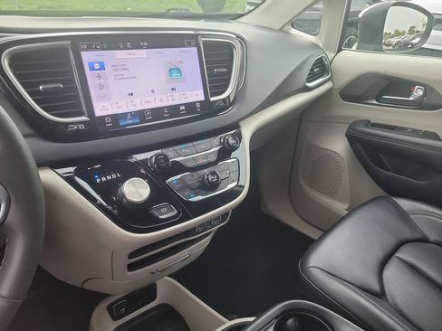Used 2023 Chrysler Pacifica Touring-L FWD image 23