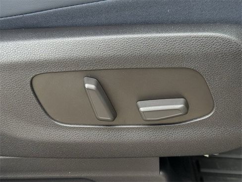 Used 2025 Kia Carnival EX image 32