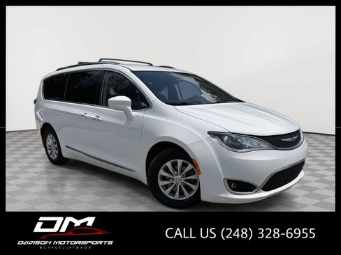 Used 2018 Chrysler Pacifica Touring-L Plus FWD image 1