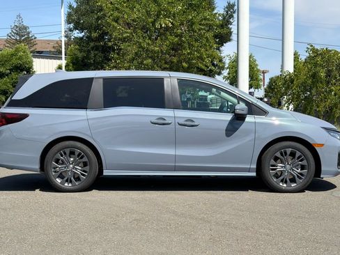 New 2026 Honda Odyssey Touring image 3