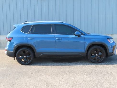Used 2025 Volkswagen Taos SE FWD image 2