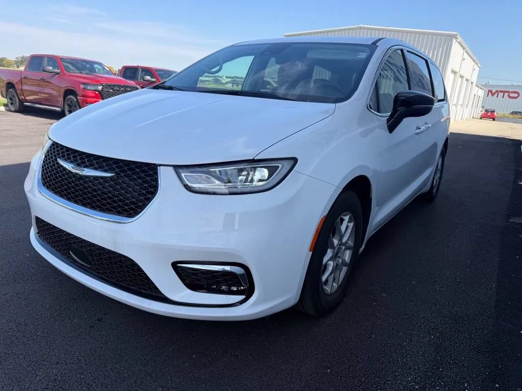 Used 2024 Chrysler Pacifica Touring-L FWD image 4