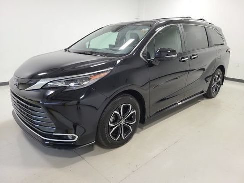 Certified 2025 Toyota Sienna Platinum AWD/4WD image 3