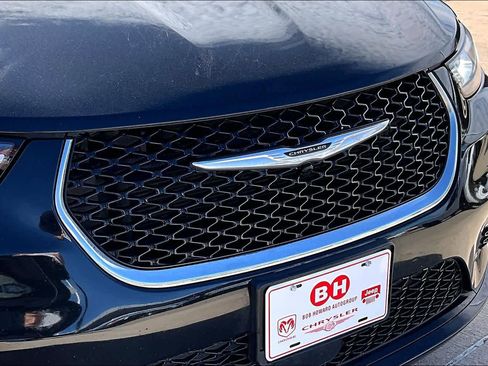 Used 2023 Chrysler Pacifica Touring image 26