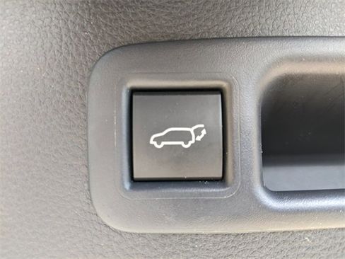 Used 2025 Toyota Highlander XLE image 11