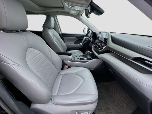Used 2021 Toyota Highlander XLE image 22