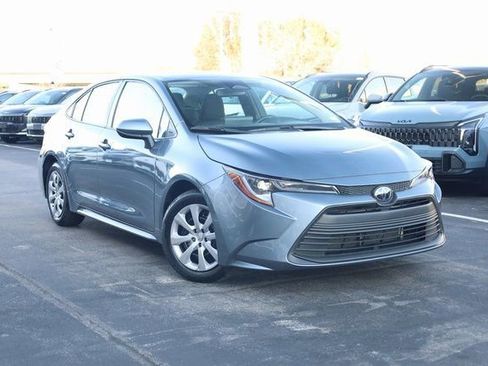 Used 2025 Toyota Corolla LE image 2