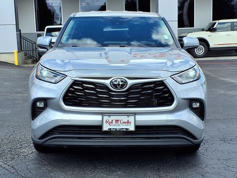 Used 2025 Toyota Highlander LE FWD image 2