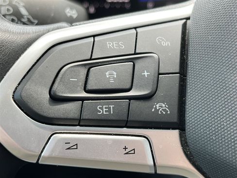 Used 2025 Volkswagen Jetta SE FWD image 23