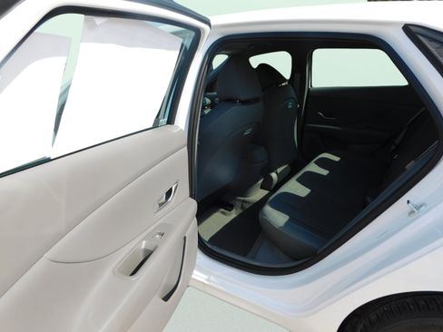 Certified 2025 Hyundai Elantra Sport FWD image 11