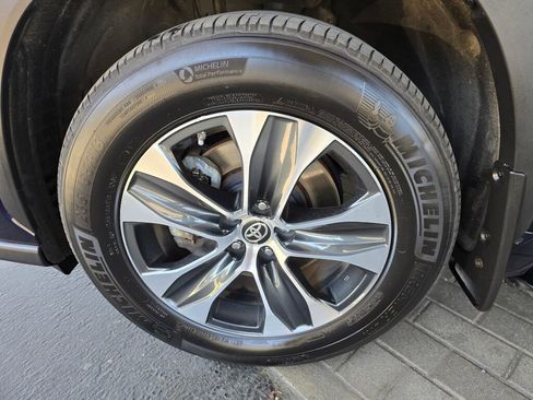 Used 2024 Toyota Highlander XLE image 9