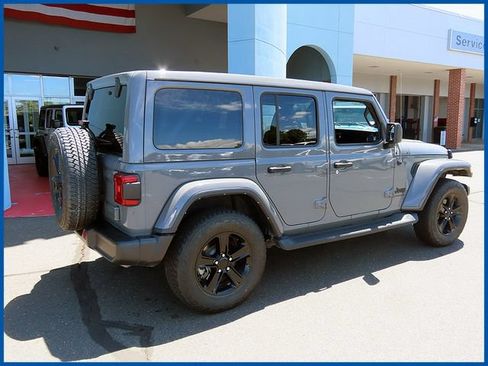 Used 2023 Jeep Wrangler Unlimited Sahara AWD/4WD image 7