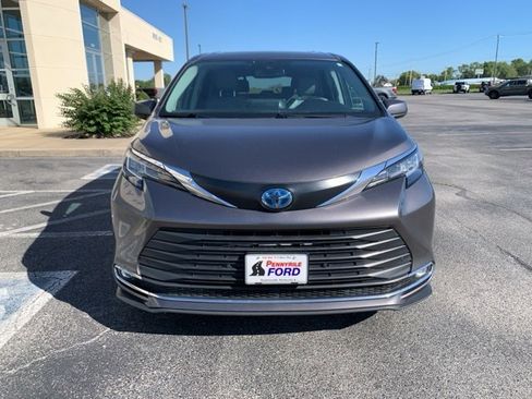 Used 2023 Toyota Sienna XLE image 2