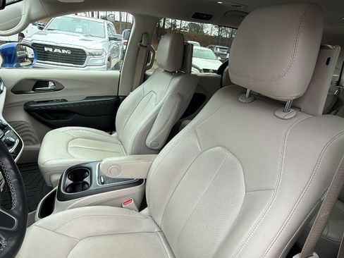 Used 2021 Chrysler Pacifica Touring-L w/ Uconnect Theater Family Group image 17