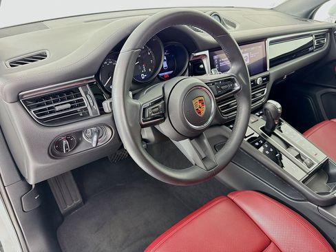 Certified 2025 Porsche Macan image 4