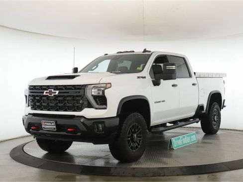 Used 2024 Chevrolet Silverado 2500 ZR2 w/ Technology Package image 10