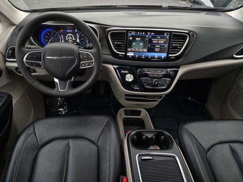 Used 2024 Chrysler Pacifica Touring-L image 14