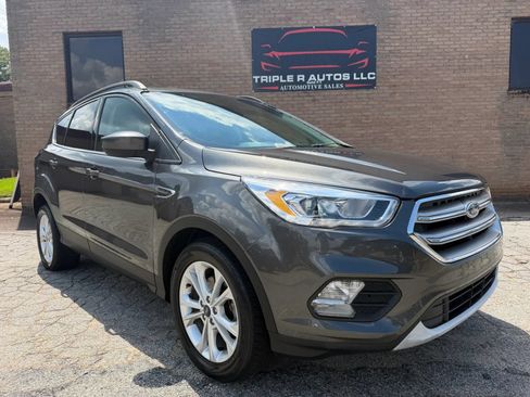 Used 2017 Ford Escape SE w/ Equipment Group 201A FWD image 2