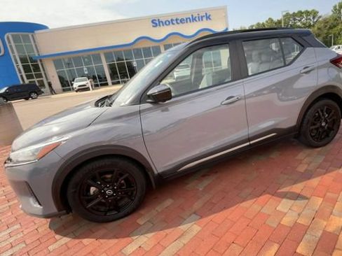 Used 2023 Nissan Kicks SR w/ SR Premium Package FWD image 6