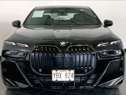 Used 2025 BMW 760i xDrive w/ Premium Package AWD/4WD image 3