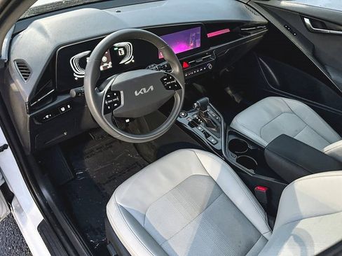 Used 2024 Kia Niro EX image 11