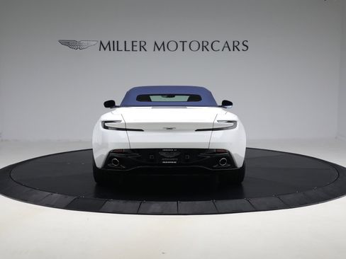 Used 2024 Aston Martin DB12 Convertible image 17