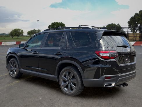 Used 2025 Honda Pilot Sport image 4