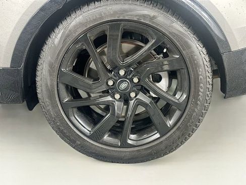 Used 2024 Land Rover Discovery Dynamic SE image 33