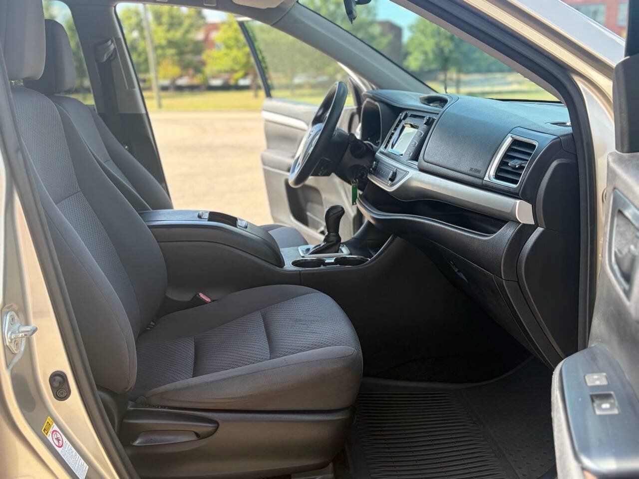 Used 2016 Toyota Highlander LE FWD image 23