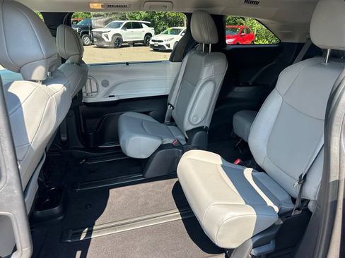 Used 2025 Toyota Sienna XLE w/ XLE Plus Package AWD/4WD image 18
