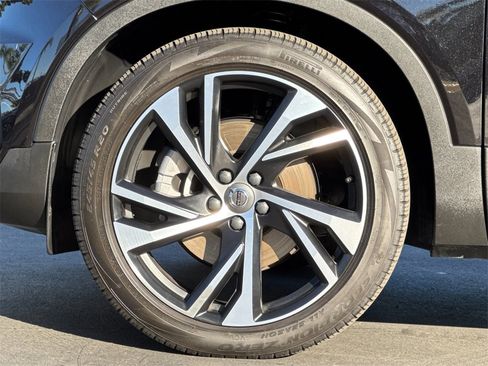 Certified 2021 Volvo XC40 T5 R-Design image 25