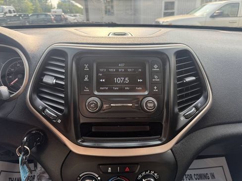 Used 2014 Jeep Cherokee Sport FWD image 16
