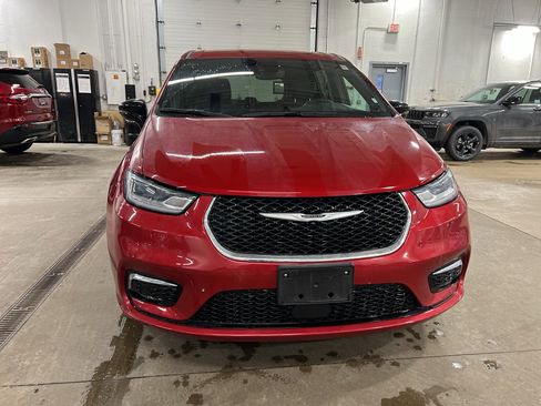 Used 2025 Chrysler Pacifica Select image 2