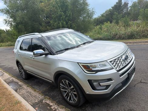Used 2017 Ford Explorer Platinum AWD/4WD image 2