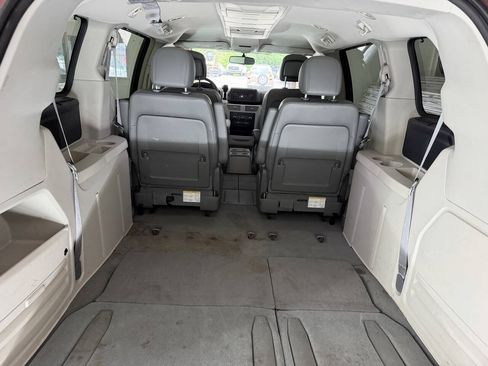 Used 2012 Volkswagen Routan SE FWD image 15