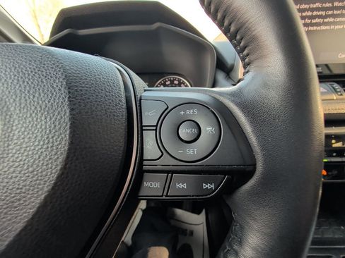 Used 2022 Toyota RAV4 XLE Premium image 18