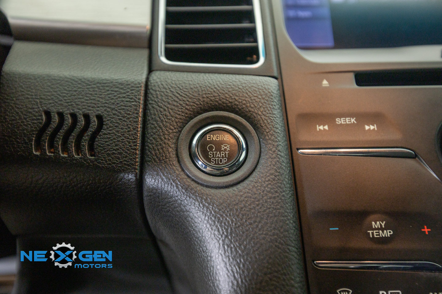 Used 2013 Ford Taurus SEL FWD image 22