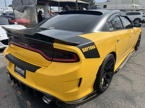 Used 2017 Dodge Charger R/T image 12