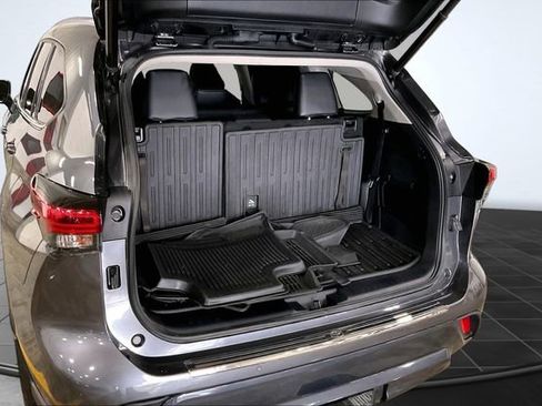 Used 2021 Toyota Highlander Limited image 5