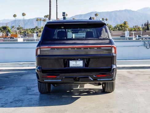 Used 2025 Lincoln Navigator Reserve AWD/4WD image 8