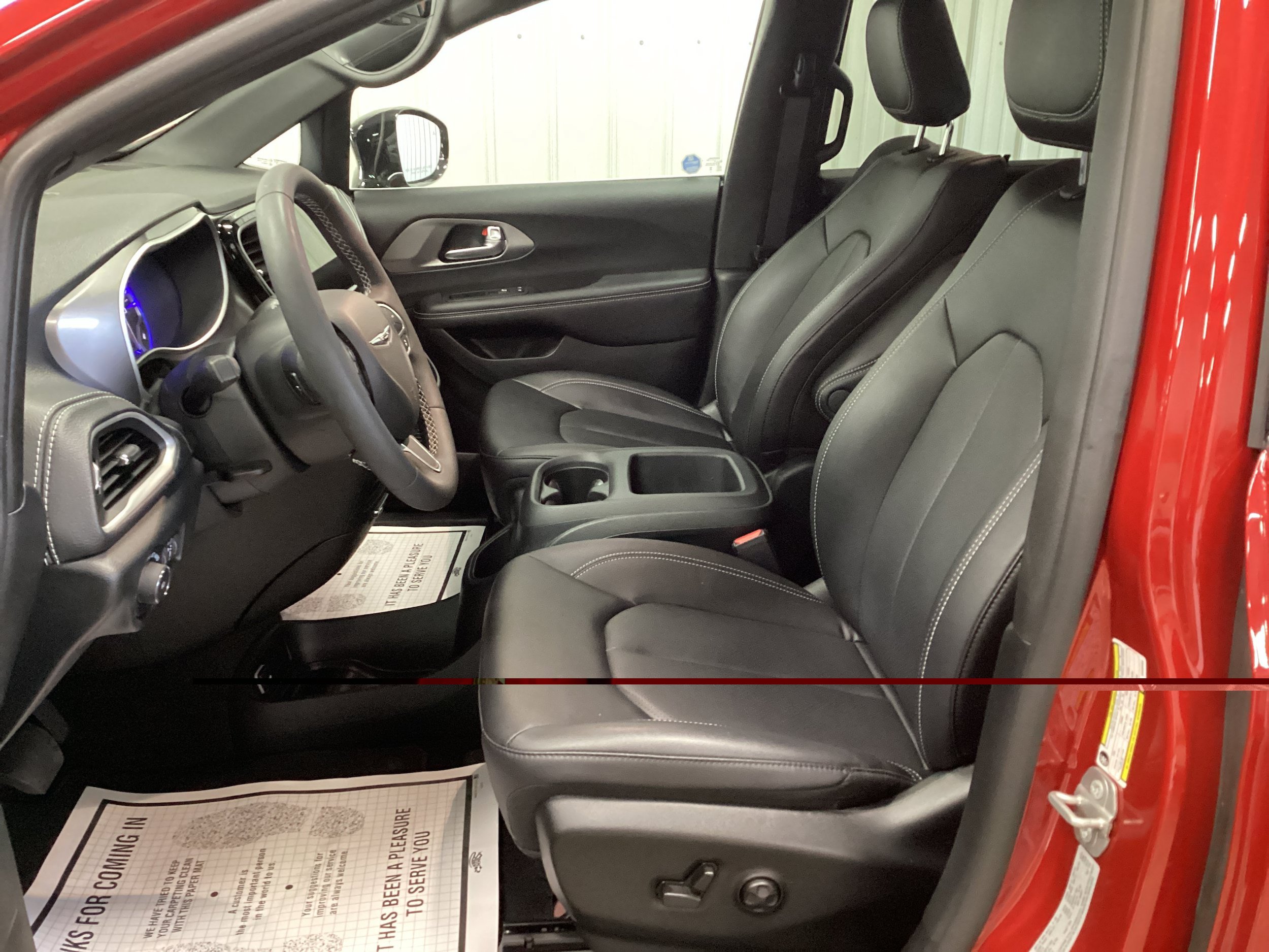 Used 2025 Chrysler Pacifica Select AWD/4WD image 15