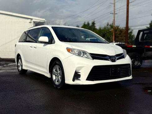 Used 2019 Toyota Sienna LE FWD image 4
