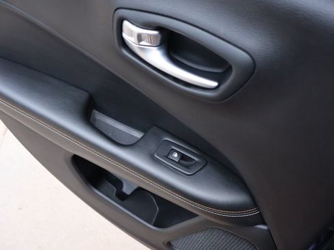 Used 2018 Jeep Compass Latitude w/ Popular Equipment Group FWD image 19