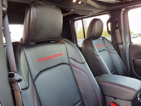 Used 2024 Jeep Gladiator Rubicon w/ Technology Group AWD/4WD image 19