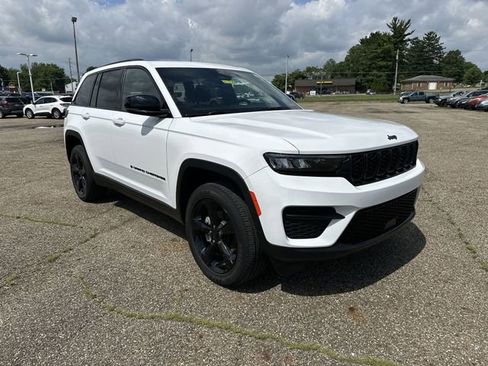 Used 2024 Jeep Grand Cherokee Altitude AWD/4WD image 11