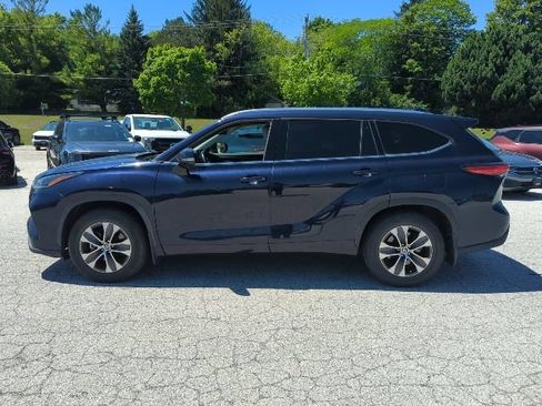 Used 2021 Toyota Highlander XLE FWD image 2
