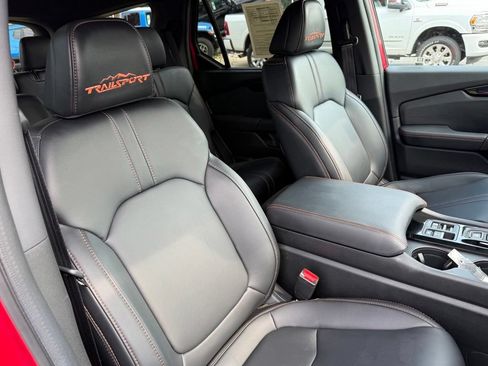 Used 2025 Honda Pilot TrailSport image 17