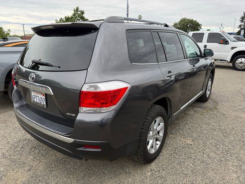 Used 2011 Toyota Highlander SE w/ Tow Pkg image 6