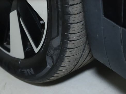 Used 2024 Volkswagen Atlas Cross Sport SE image 34